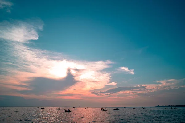 Восход Солнца Фоне Моря Деревянной Рыбацкой Лодкой — стоковое фото