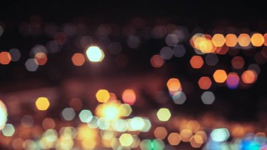 Bokeh şehri arka planı aydınlatır. Şehir manzarasının Bokeh 'i Akşam vakti gökyüzü koyu mavi günbatımı, alacakaranlık