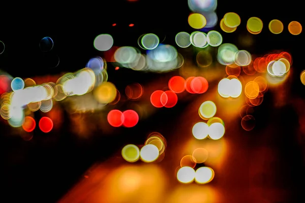 ボケ市の照明背景 夕闇の青い夕日夕暮れ時の街並みスカイラインのボケ — ストック写真