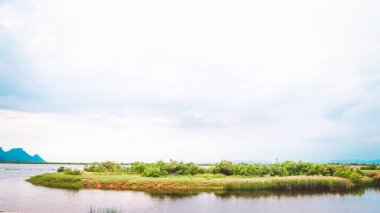 Dağ manzarası, göl ve dağ manzarası, günbatımında geniş bir manzara güzel bir manzara, Khao Samroi, Tayland yod