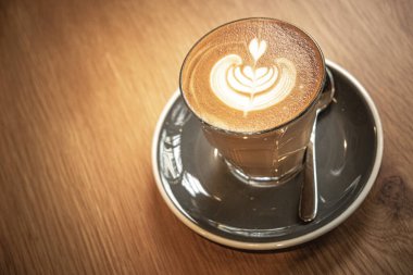 Yaprak şeklinde köpüklü bir fincan kahve.