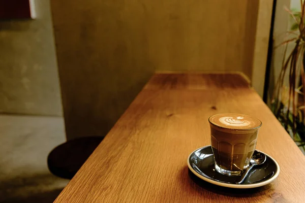 Een Kopje Koffie Latte Bovenaanzicht Met Blad Vorm Schuim — Stockfoto