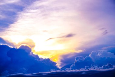 Güneşin doğuşu arka planda yumuşak renkli bulutlarla