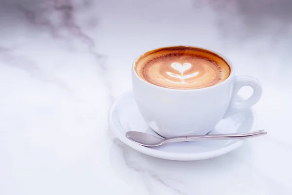 Café Latte Avec Motif Fleurs Céramique Blanche Tasse Nourriture Maquette — Photo