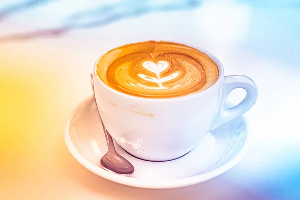 Beyaz Seramik Fincanda Çiçek Desenli Latte Yemek Maketi — Stok fotoğraf