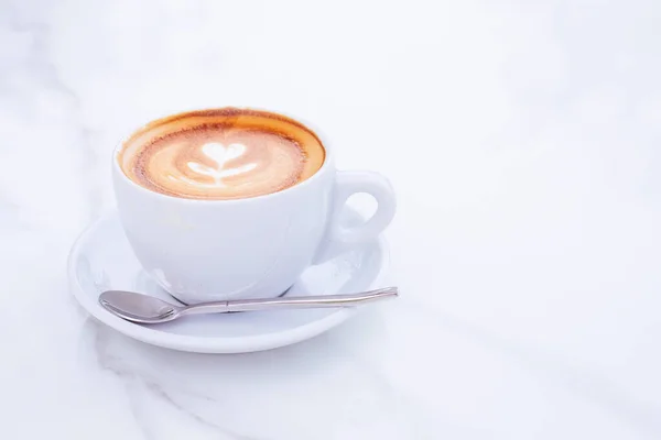 Café Latte Avec Motif Fleurs Céramique Blanche Tasse Nourriture Maquette — Photo