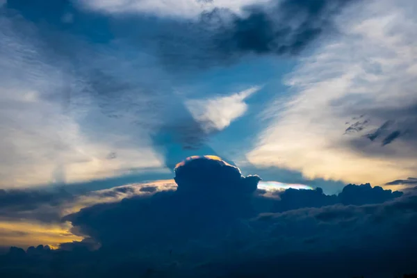 レインボー 虹色のピレウス雲が日没の空に現れる自然背景 — ストック写真