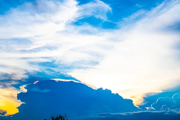 Rainbow Nube Pileo Iridiscente Aparece Sobre Fondo Naturaleza Cielo Puesta —  Fotos de Stock