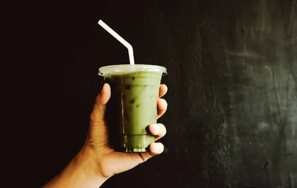 Elinde Plastik Bir Fincan Kibrit Yeşil Çay Koyu Arka Plan — Stok fotoğraf
