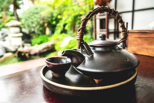 日本健康的绿茶 配上小杯和茶壶 配上淡淡的背景 — 图库照片