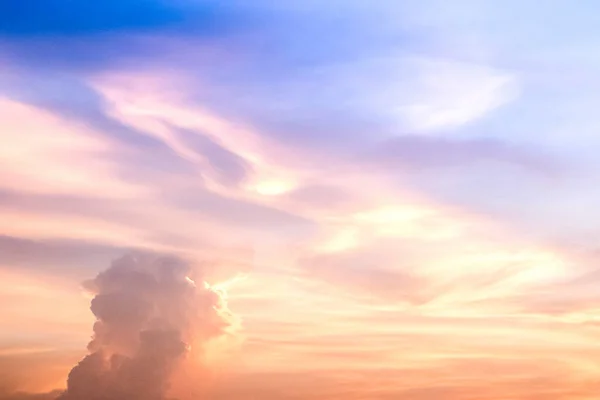 Закат Облака Неба Вечернее Время Золотой Час Оранжевым Солнечным Фоне — стоковое фото