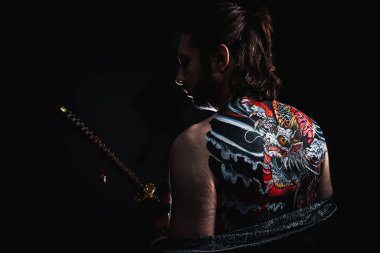 Sırtında ejderha dövmesi olan yakuza.