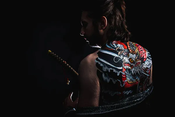 Yakuza Mit Drachen Tattoo Auf Dem Rücken — Stockfoto