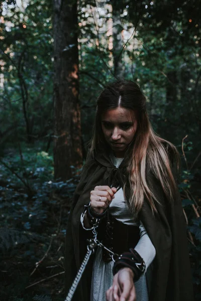 Kozalaklı Bir Ormanda Tarihi Bir Elbise Giymiş Bir Kız — Stok fotoğraf