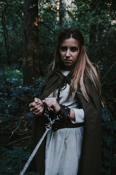 Dívka Historických Šatech Jehličnatém Lese — Stock fotografie