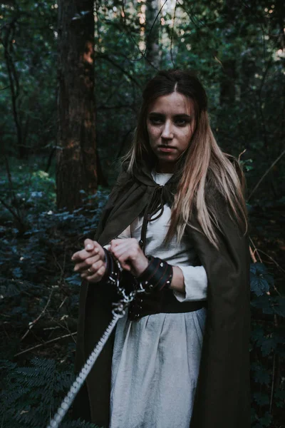 Menina Vestido Histórico Uma Floresta Coníferas — Fotografia de Stock