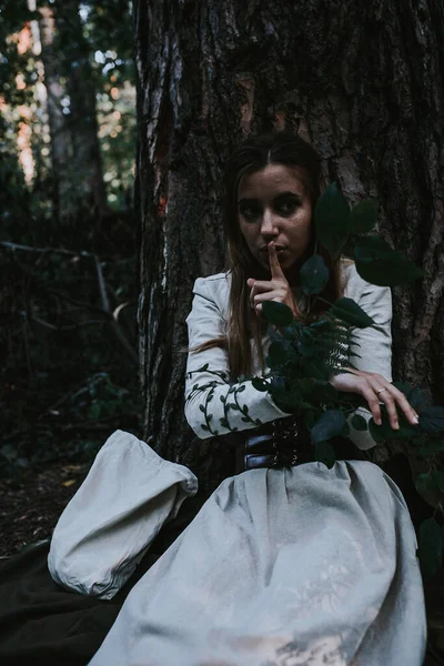 Fille Dans Une Robe Historique Dans Une Forêt Conifères — Photo
