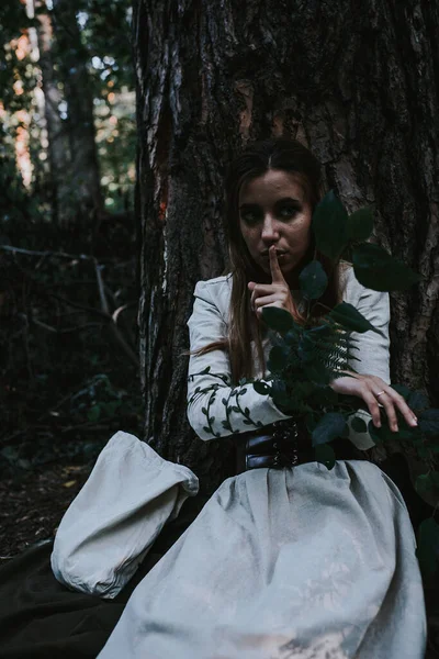 Fille Dans Une Robe Historique Dans Une Forêt Conifères — Photo