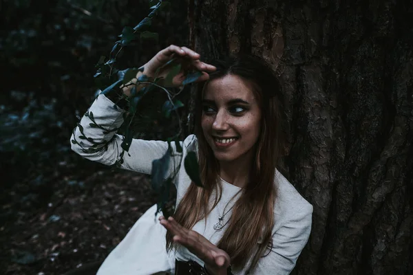 穿着历史服装的女孩在针叶林里 — 图库照片