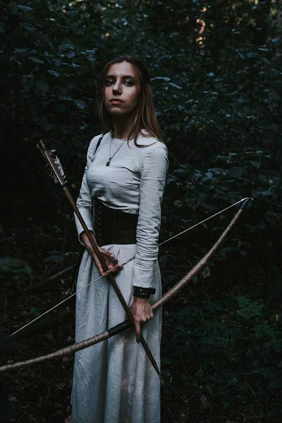 Dziewczyna Historycznej Sukience Lesie Iglastym — Zdjęcie stockowe