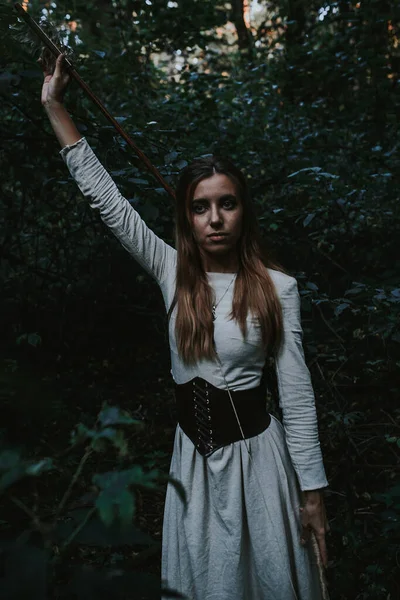 Menina Vestido Histórico Uma Floresta Coníferas — Fotografia de Stock