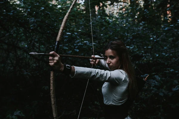 Lány Egy Történelmi Ruhát Egy Tűlevelű Erdőben Jogdíjmentes Stock Fotók