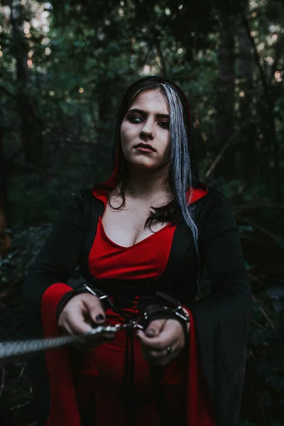 Menina Vestido Histórico Uma Floresta Coníferas — Fotografia de Stock