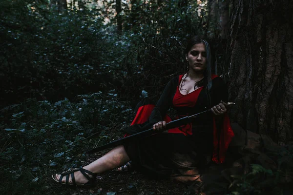 Девушка Историческом Платье Хвойном Лесу — стоковое фото