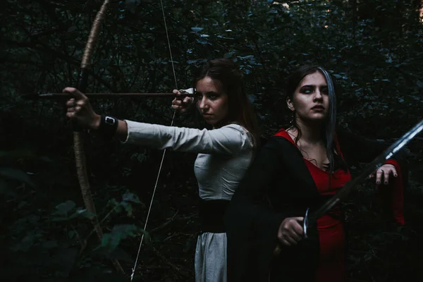 Meninas Vestido Histórico Uma Floresta Coníferas — Fotografia de Stock