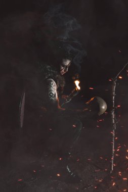 Savaş elbisesi içinde Viking geceleri