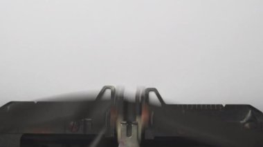 Beyaz kağıt retro daktilosundaki anma günü metni