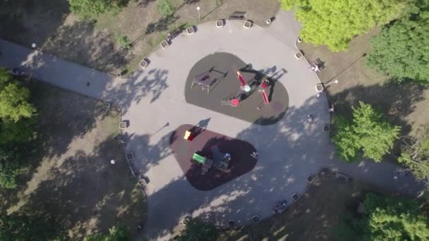 Drone Drone Ansicht von bunten Spielplatz im grünen Stadtpark — Stockvideo