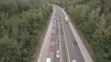 Bir kaza nedeniyle kapalı yol birçok araba geçmek için bekliyor.