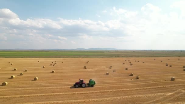 Ramasser la paille sur le terrain et faire des balles vue aérienne — Video