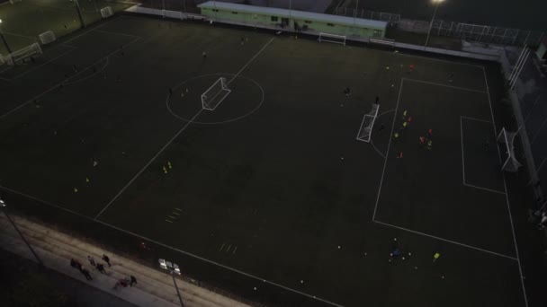 Fotbaloví hráči trénink fotbal na hřišti v noci — Stock video