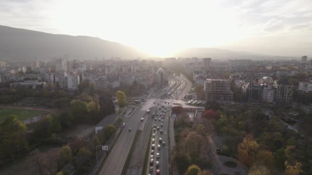 ビトシャ山の上の日没でソフィアのメインストリートでの都市交通の空中都市ビュー — ストック動画