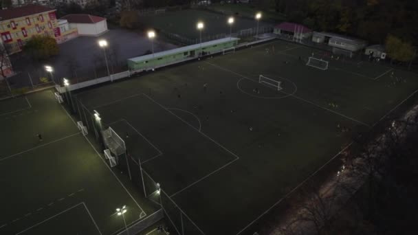 야경 축구 경기장에서의 야간 축구 훈련, 공중에서의 광경 — 비디오