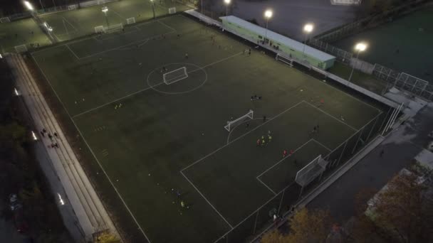 Fotbalisté trénují večer na fotbalovém hřišti — Stock video