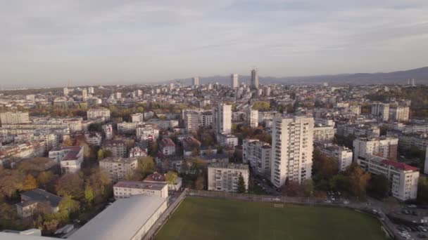 Vue aérienne des parcs et bâtiments verts à Sofia, Bulgarie — Video