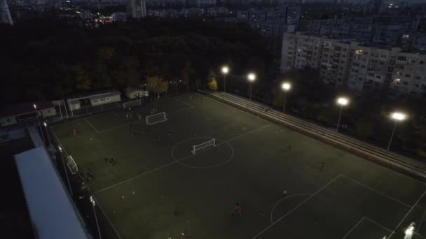 Večerní trénink fotbalového týmu na fotbalovém hřišti City Parku — Stock video