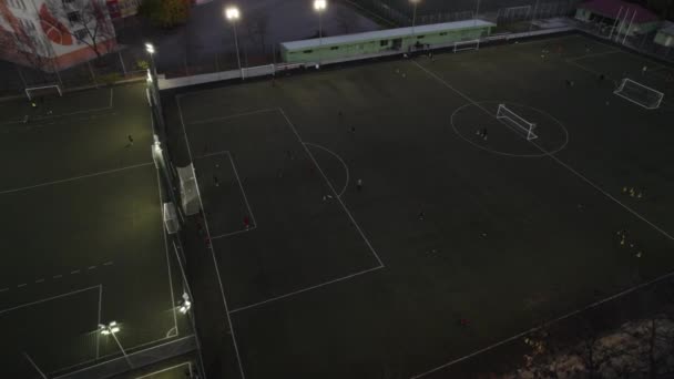 Calcio, allenamento di calcio in campo verde, di sera, vista dall'alto — Video Stock