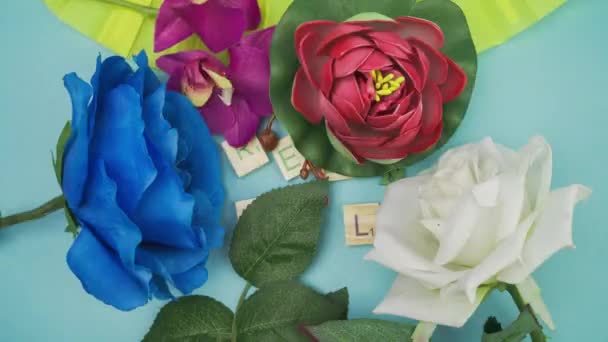 Verde acuerdo timelapse con letras de madera sobre fondo azul con flores — Vídeos de Stock