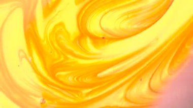  Çiçekli altın desenli sarı rengin tonlarını kullanarak yapılmış bir çizim. 