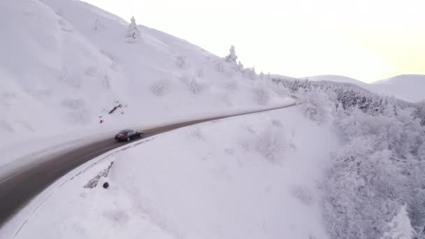 トロヤン、ブルガリア-30 12 2021年:冬の山で黒メルセデスベンツを追いかける — ストック動画