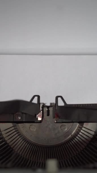 Weltkrebstag tippte Wörter auf einer alten Schreibmaschine — Stockvideo