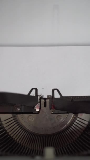Olympische Winterspiele 2022 auf weißem Papier mit Vintage-Schreibmaschine getippt — Stockvideo