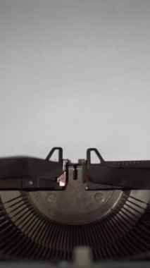 Aziz Sevgililer Günü klasik bir daktiloda kelimeler yazdı.