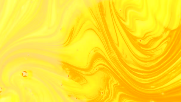 L'or liquide coule. Papier peint abstrait, encre dorée, peinture sur toile, macro shot — Video