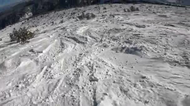 POV Człowiek na snowboardzie na stoku narciarskim — Wideo stockowe