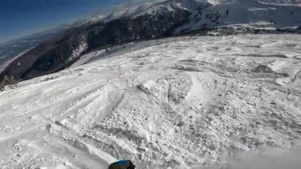 Snowboarders op pad in de bergen op zonnige dag — Stockvideo